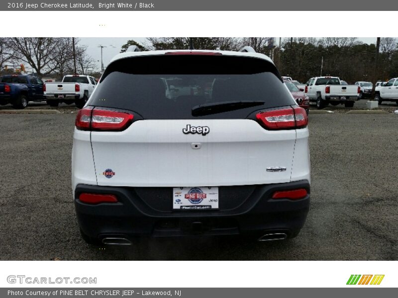 Bright White / Black 2016 Jeep Cherokee Latitude