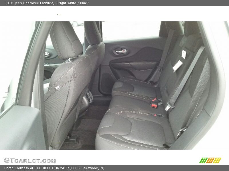 Bright White / Black 2016 Jeep Cherokee Latitude