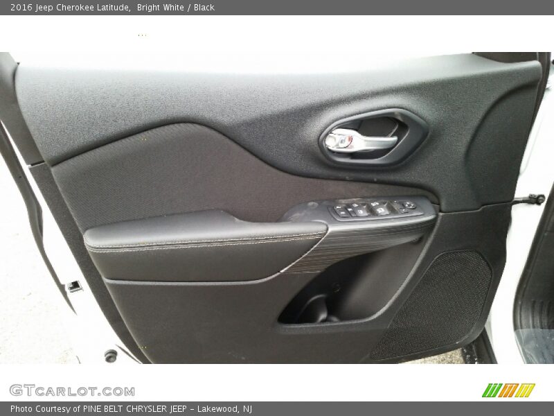 Bright White / Black 2016 Jeep Cherokee Latitude