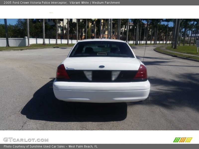 Vibrant White / Medium Parchment 2005 Ford Crown Victoria Police Interceptor