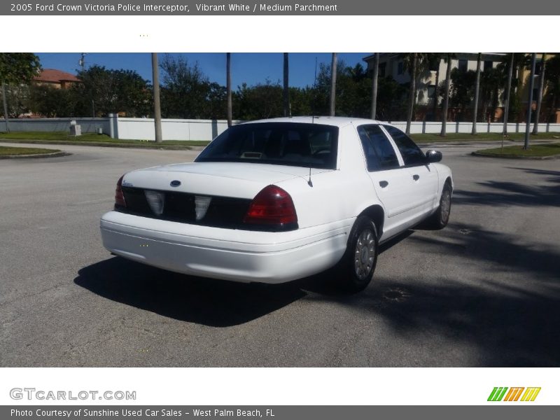 Vibrant White / Medium Parchment 2005 Ford Crown Victoria Police Interceptor