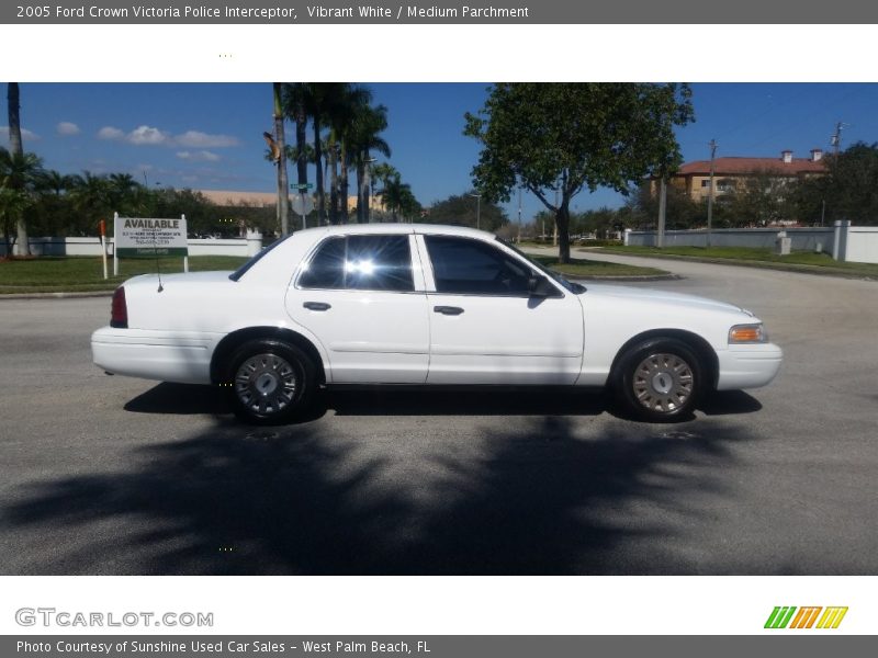 Vibrant White / Medium Parchment 2005 Ford Crown Victoria Police Interceptor