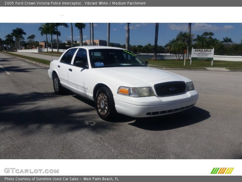 Vibrant White / Medium Parchment 2005 Ford Crown Victoria Police Interceptor