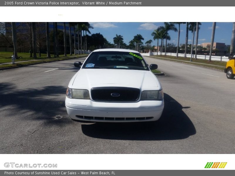 Vibrant White / Medium Parchment 2005 Ford Crown Victoria Police Interceptor