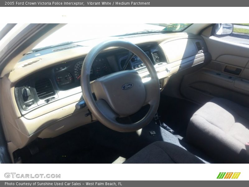 Vibrant White / Medium Parchment 2005 Ford Crown Victoria Police Interceptor