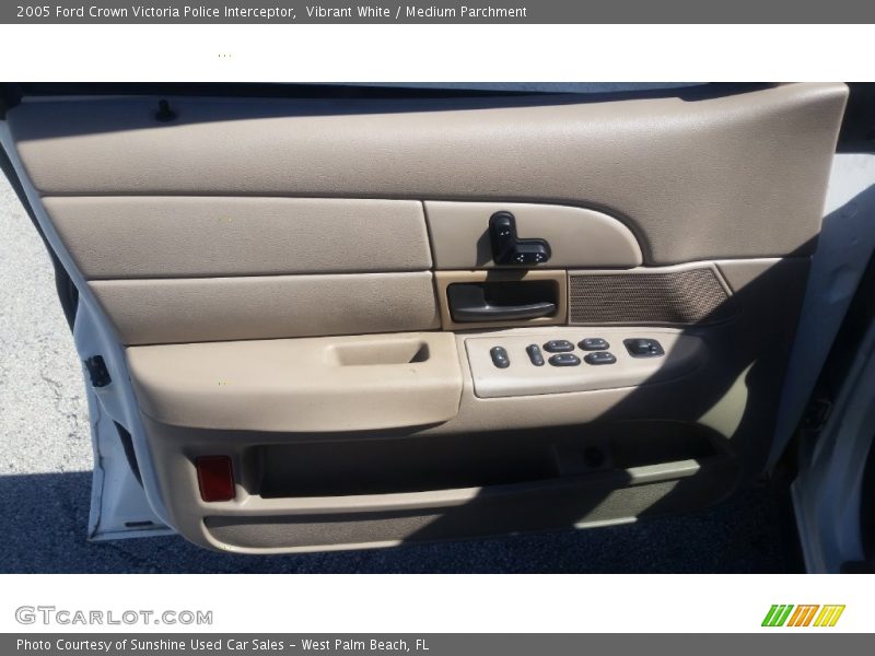 Vibrant White / Medium Parchment 2005 Ford Crown Victoria Police Interceptor