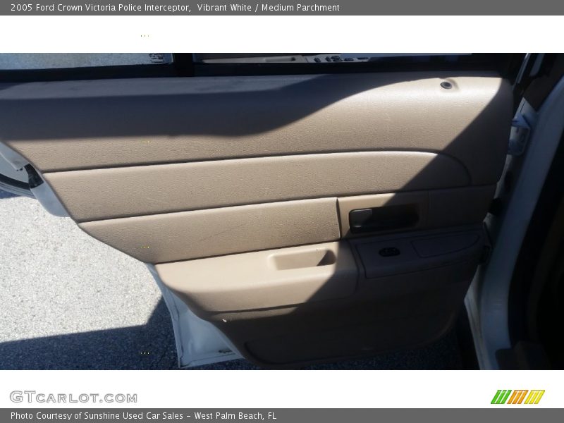Vibrant White / Medium Parchment 2005 Ford Crown Victoria Police Interceptor