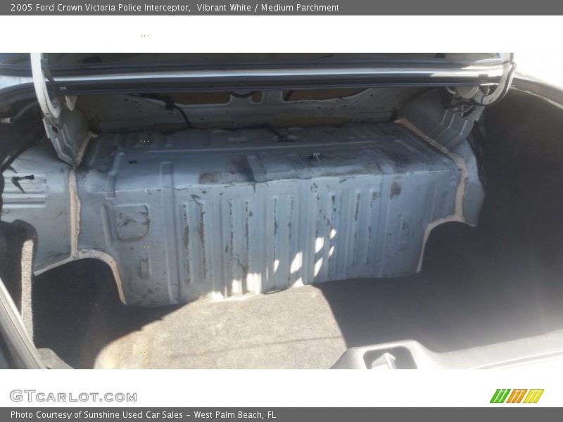 Vibrant White / Medium Parchment 2005 Ford Crown Victoria Police Interceptor