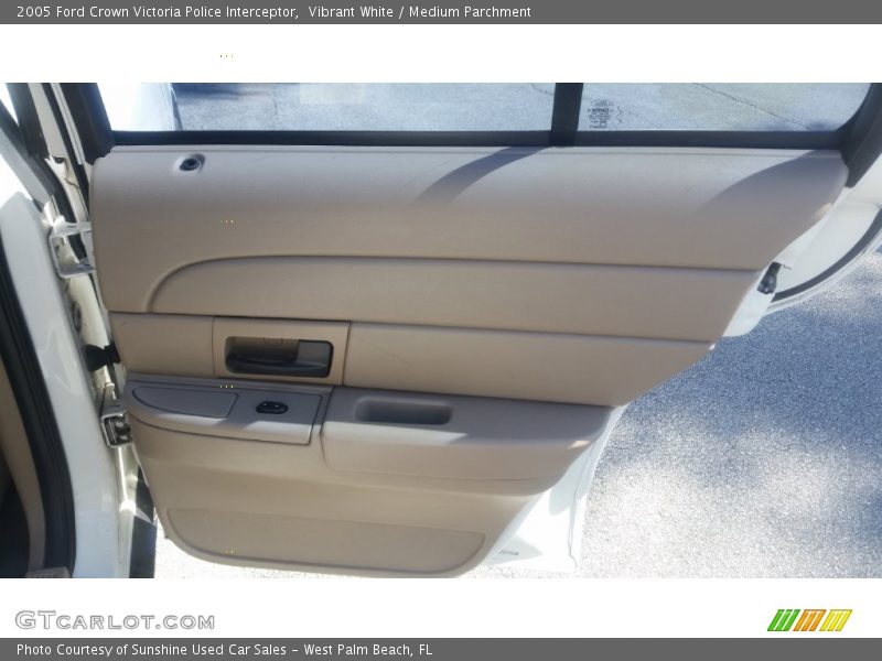 Vibrant White / Medium Parchment 2005 Ford Crown Victoria Police Interceptor