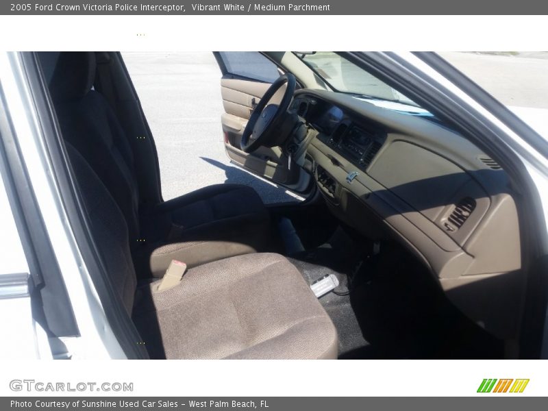 Vibrant White / Medium Parchment 2005 Ford Crown Victoria Police Interceptor