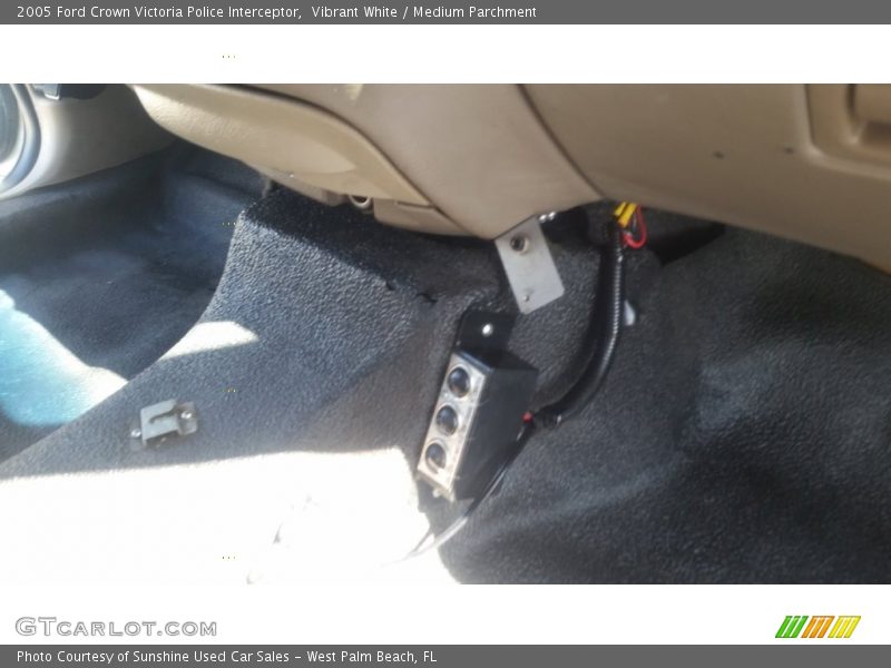 Vibrant White / Medium Parchment 2005 Ford Crown Victoria Police Interceptor