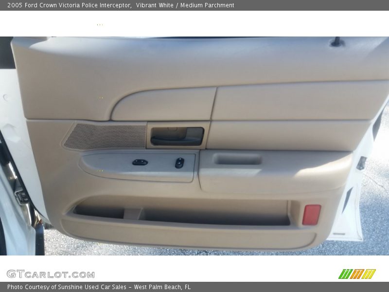Vibrant White / Medium Parchment 2005 Ford Crown Victoria Police Interceptor