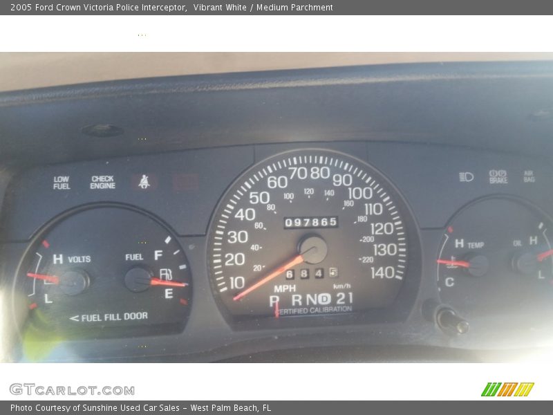 Vibrant White / Medium Parchment 2005 Ford Crown Victoria Police Interceptor