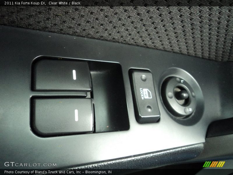 Clear White / Black 2011 Kia Forte Koup EX