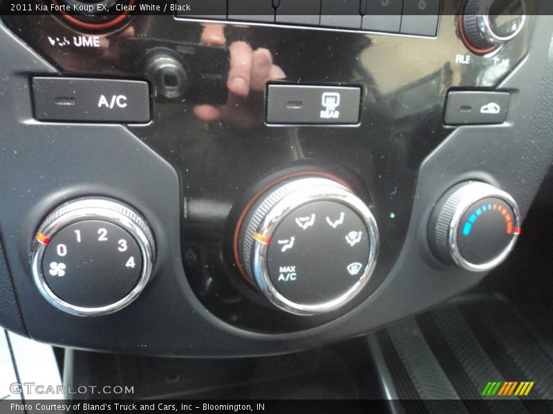 Clear White / Black 2011 Kia Forte Koup EX