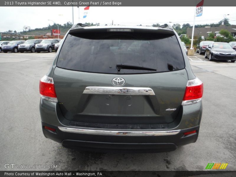 Cypress Green Pearl / Sand Beige 2013 Toyota Highlander SE 4WD