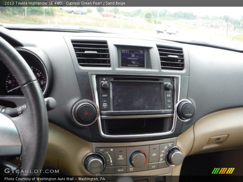 Cypress Green Pearl / Sand Beige 2013 Toyota Highlander SE 4WD