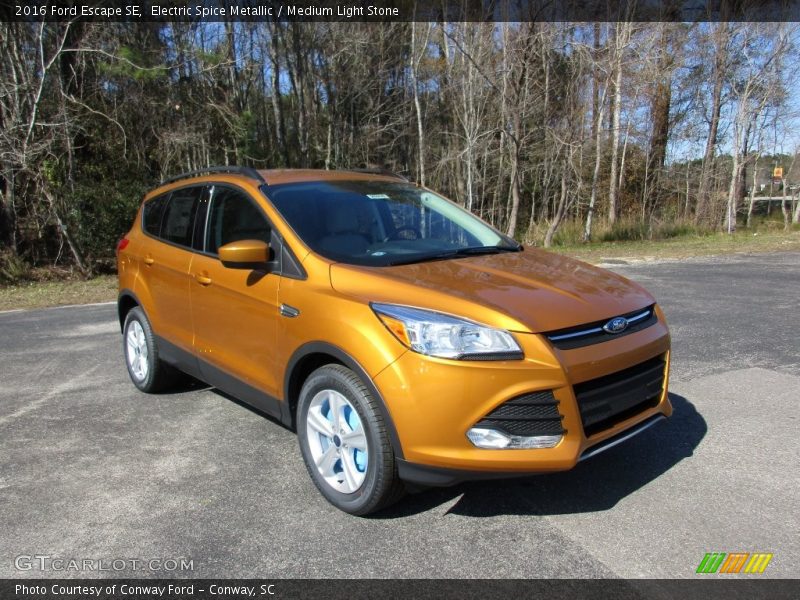 Front 3/4 View of 2016 Escape SE