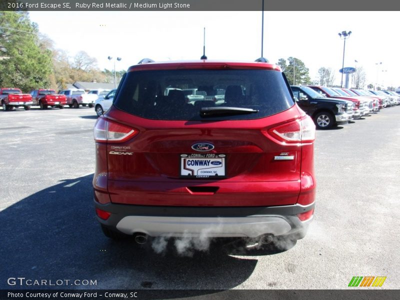 Ruby Red Metallic / Medium Light Stone 2016 Ford Escape SE