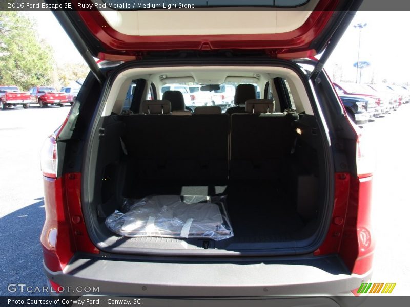 Ruby Red Metallic / Medium Light Stone 2016 Ford Escape SE