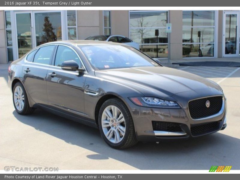 Front 3/4 View of 2016 XF 35t