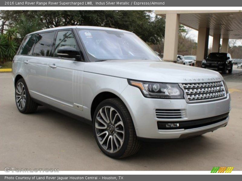 Front 3/4 View of 2016 Range Rover Supercharged LWB