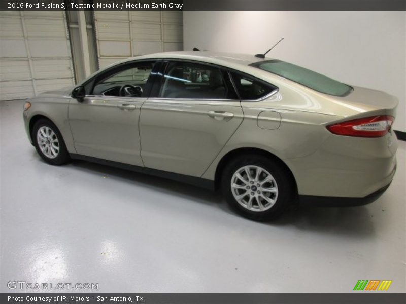 Tectonic Metallic / Medium Earth Gray 2016 Ford Fusion S