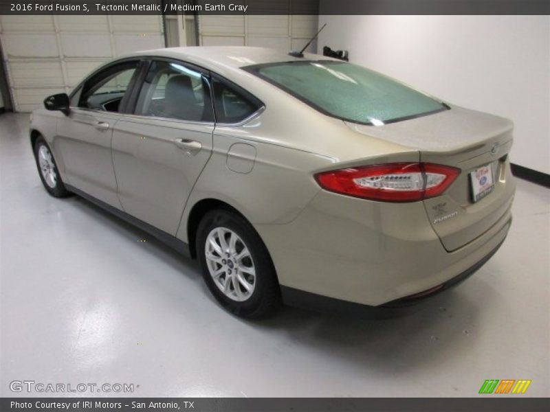 Tectonic Metallic / Medium Earth Gray 2016 Ford Fusion S