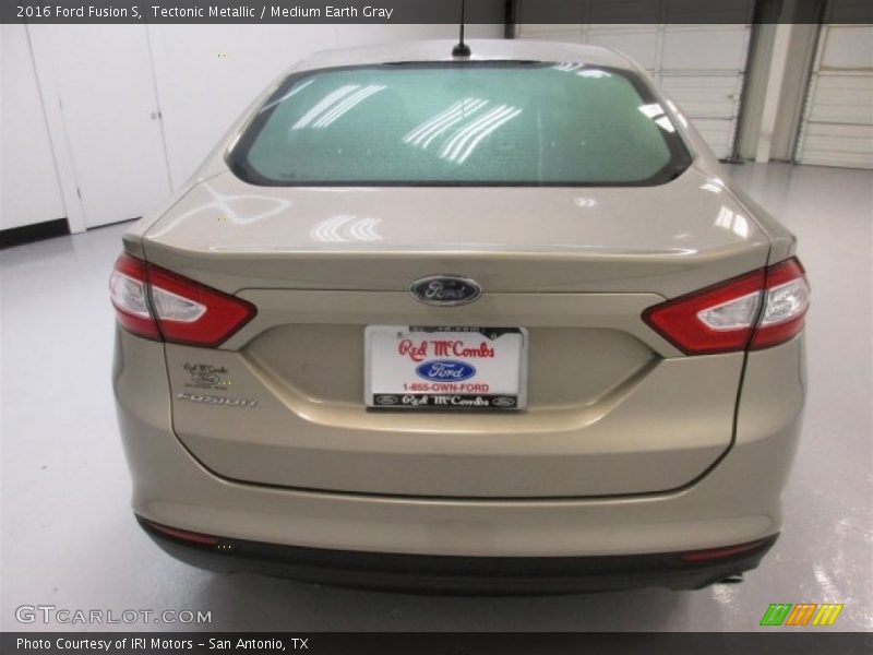 Tectonic Metallic / Medium Earth Gray 2016 Ford Fusion S