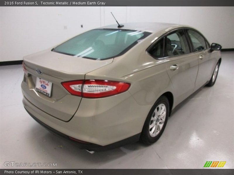 Tectonic Metallic / Medium Earth Gray 2016 Ford Fusion S