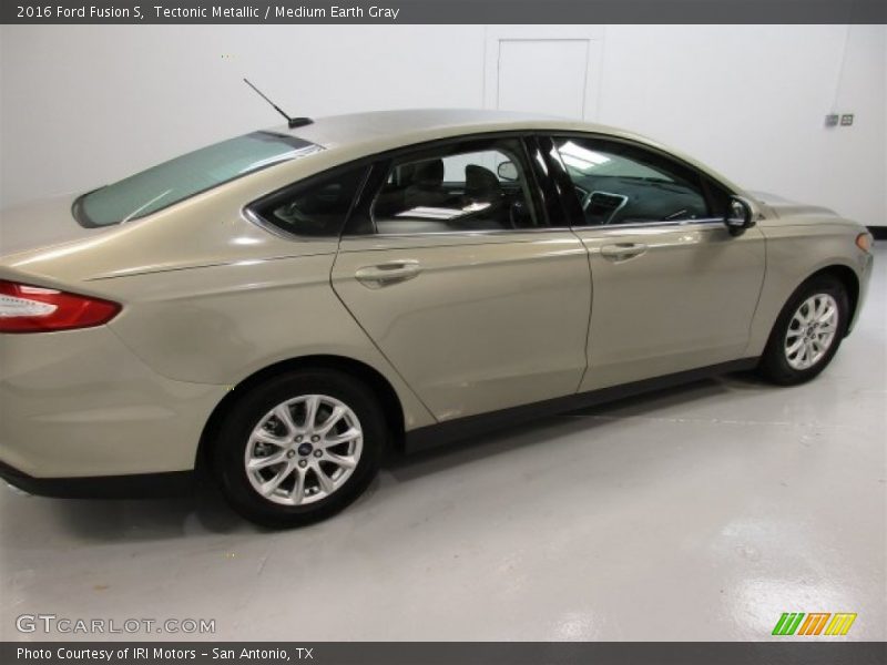 Tectonic Metallic / Medium Earth Gray 2016 Ford Fusion S