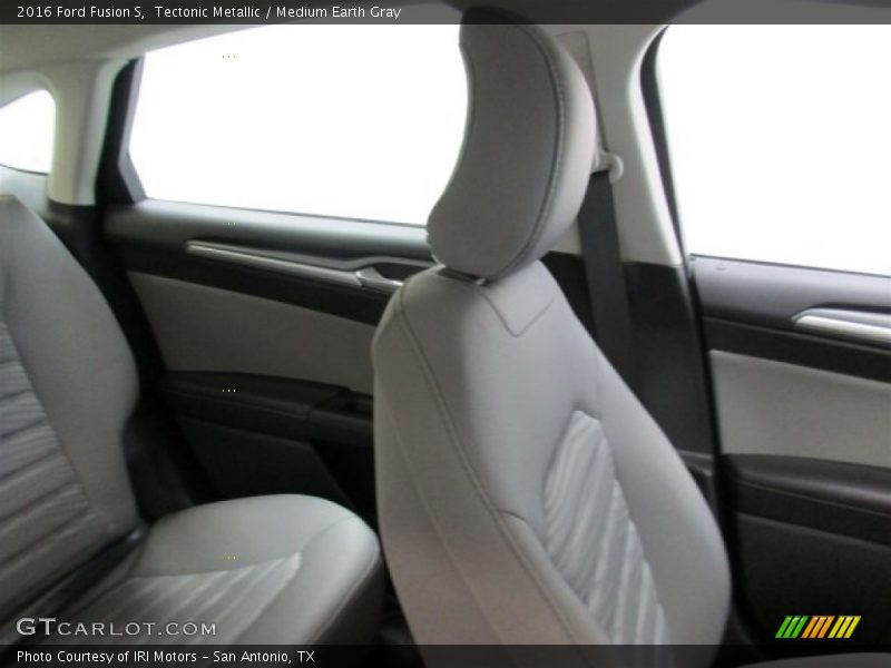 Tectonic Metallic / Medium Earth Gray 2016 Ford Fusion S