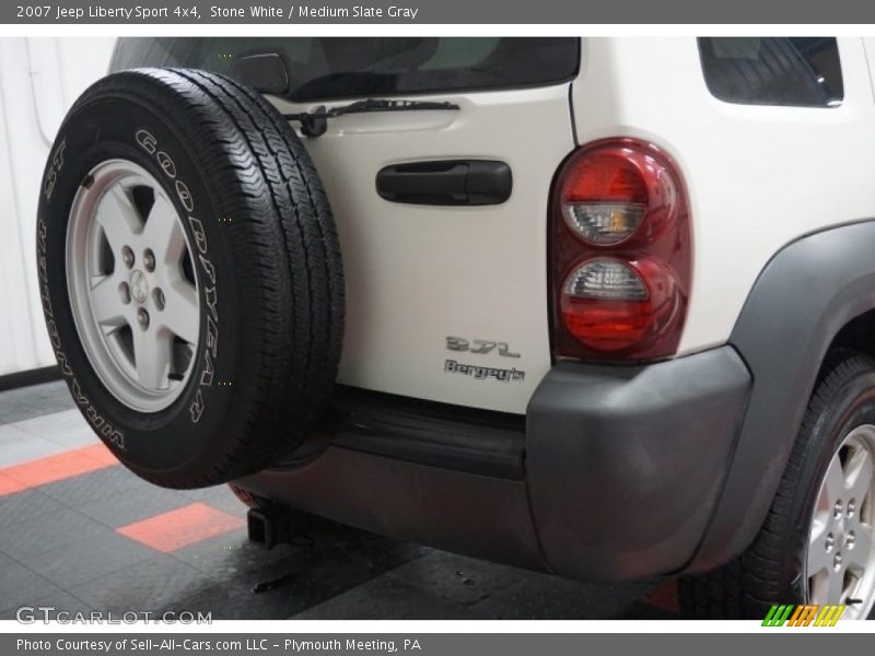 Stone White / Medium Slate Gray 2007 Jeep Liberty Sport 4x4