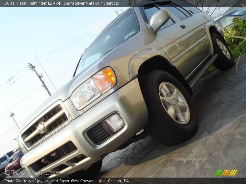 Sierra Silver Metallic / Charcoal 2001 Nissan Pathfinder LE 4x4