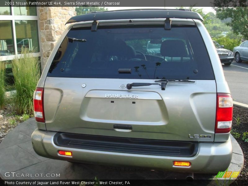 Sierra Silver Metallic / Charcoal 2001 Nissan Pathfinder LE 4x4