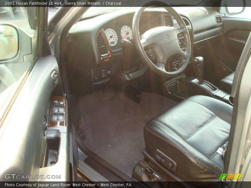 Sierra Silver Metallic / Charcoal 2001 Nissan Pathfinder LE 4x4