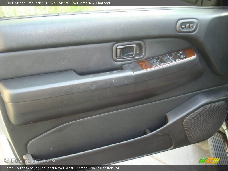 Sierra Silver Metallic / Charcoal 2001 Nissan Pathfinder LE 4x4