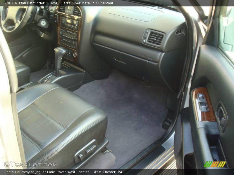 Sierra Silver Metallic / Charcoal 2001 Nissan Pathfinder LE 4x4