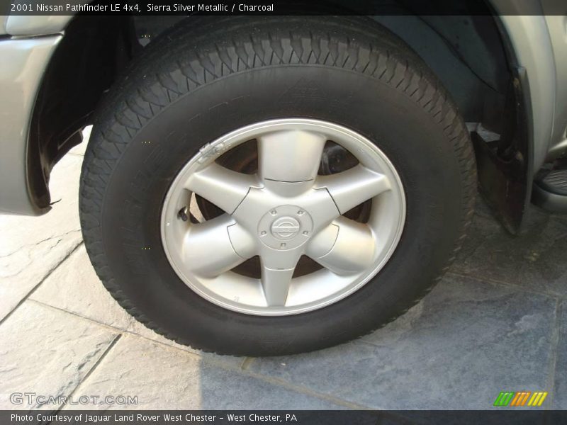 Sierra Silver Metallic / Charcoal 2001 Nissan Pathfinder LE 4x4