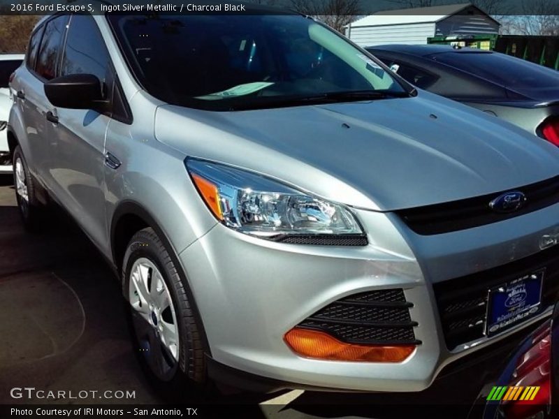 Ingot Silver Metallic / Charcoal Black 2016 Ford Escape S