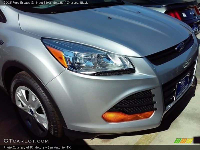 Ingot Silver Metallic / Charcoal Black 2016 Ford Escape S