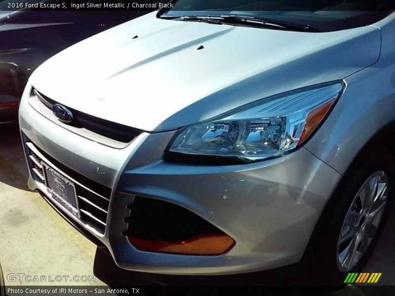 Ingot Silver Metallic / Charcoal Black 2016 Ford Escape S