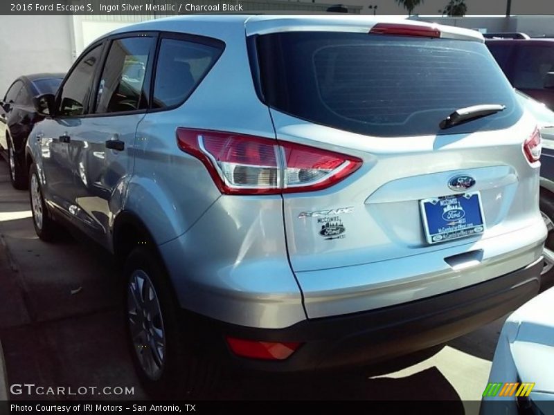 Ingot Silver Metallic / Charcoal Black 2016 Ford Escape S