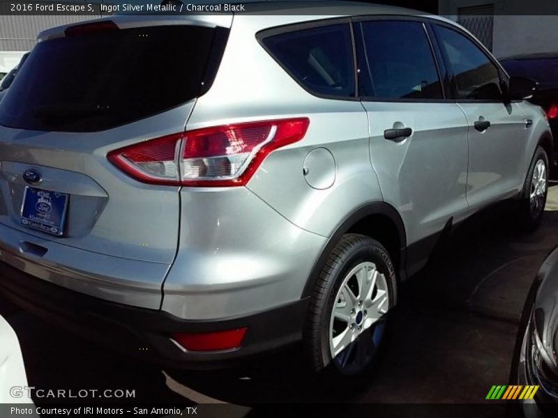 Ingot Silver Metallic / Charcoal Black 2016 Ford Escape S