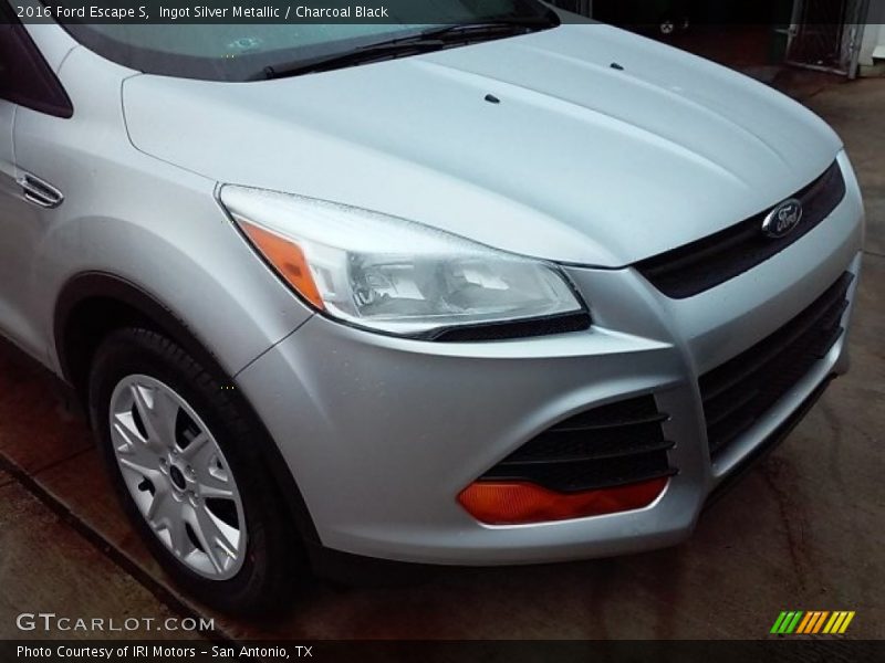 Ingot Silver Metallic / Charcoal Black 2016 Ford Escape S