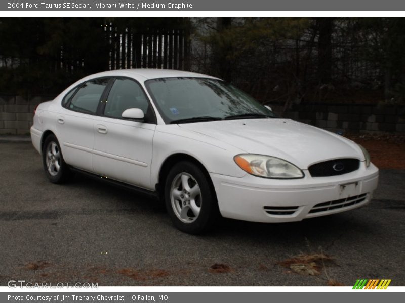 Front 3/4 View of 2004 Taurus SE Sedan