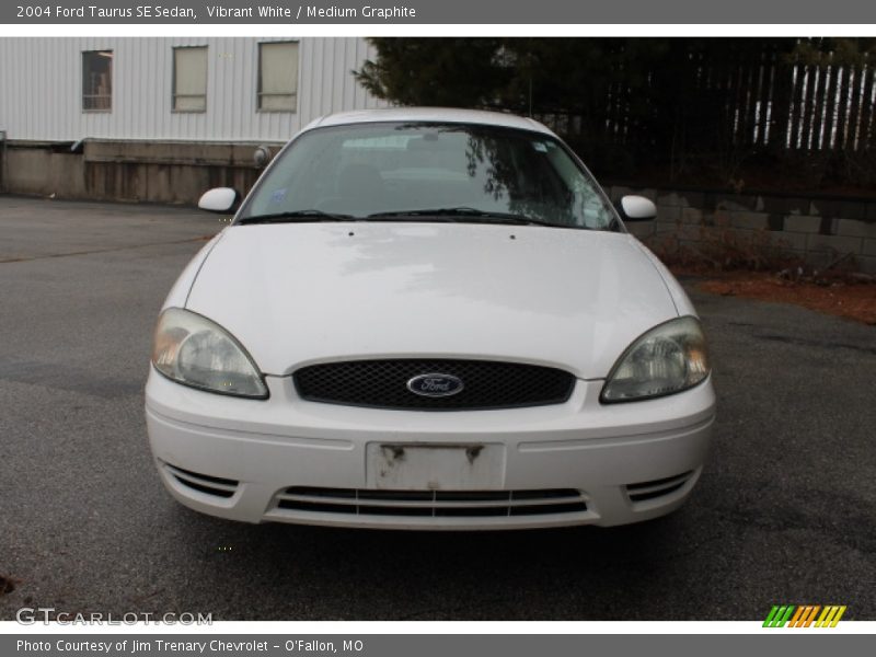 Vibrant White / Medium Graphite 2004 Ford Taurus SE Sedan