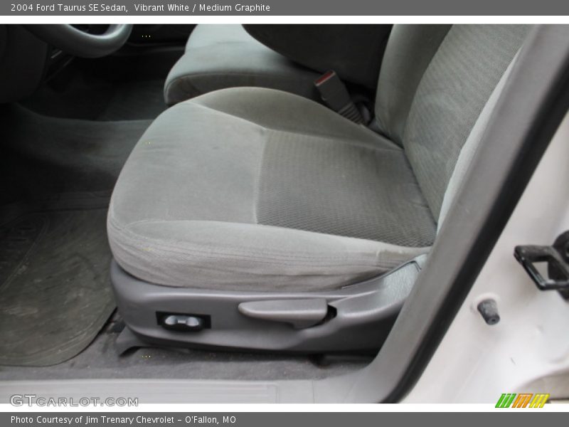 Vibrant White / Medium Graphite 2004 Ford Taurus SE Sedan
