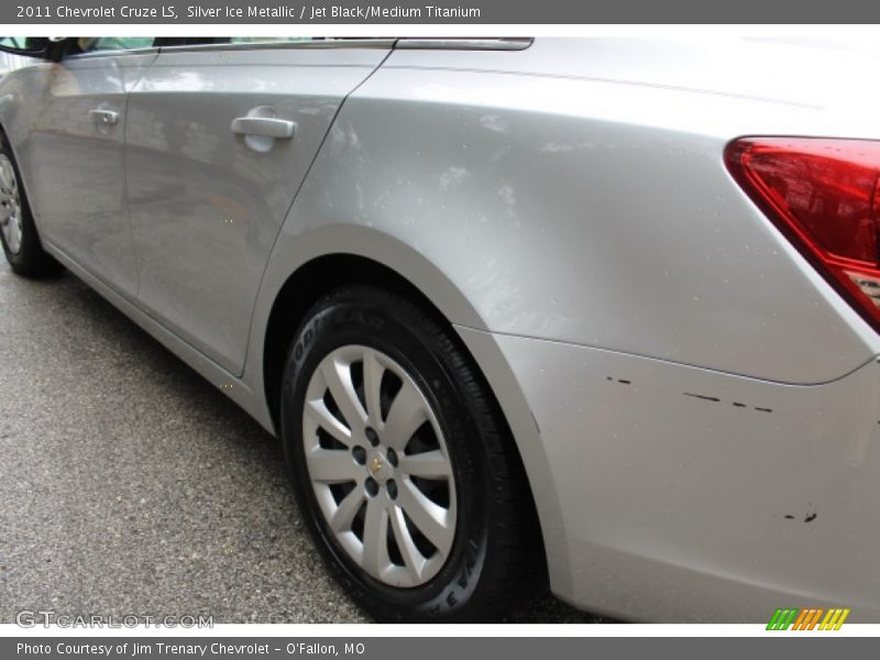 Silver Ice Metallic / Jet Black/Medium Titanium 2011 Chevrolet Cruze LS