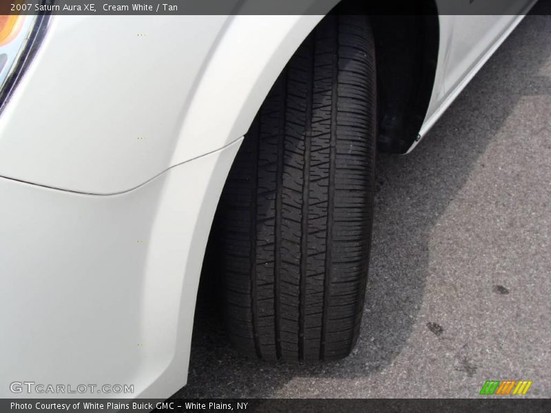 Cream White / Tan 2007 Saturn Aura XE